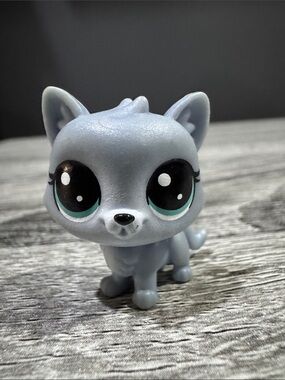 Littlest Pet Shop | #2-82: Sonia Siberio - Mini Collectible Toy Figure